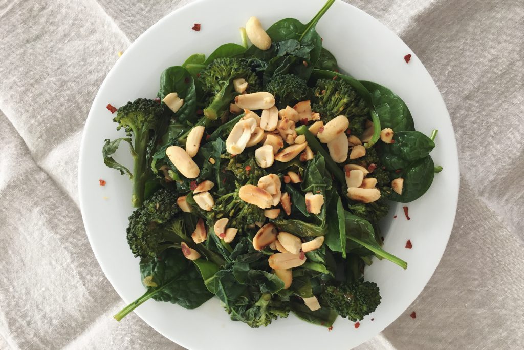 Spinat-Broccoli-Salat mit Limetten-Dressing und Erdnüssen