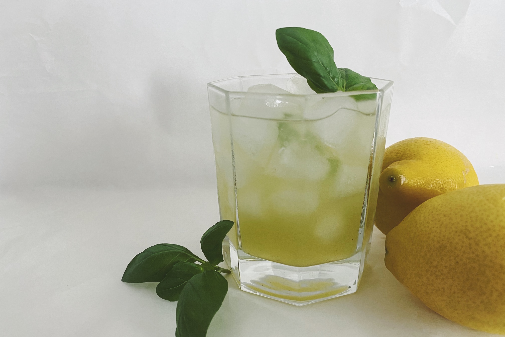 Gin Basil Smash - der erfrischende Sommer-Cocktail