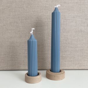 Kerzen-Set von Dellaemmi in handgemachten Kerzenhaltern, von vorne fotografiert. Im Hintergrund ist eine beige Leinwand zu sehen.