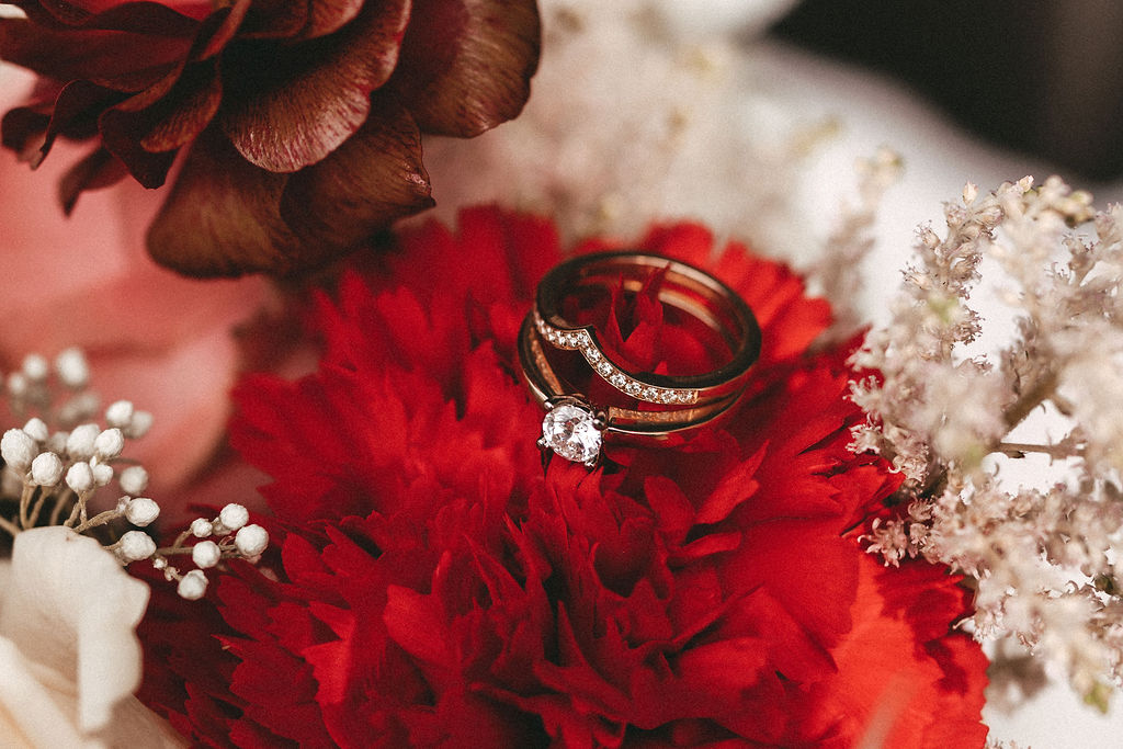 Zwei Ringe in geldgolb mit Diamanten von Sonja Denier liegen im Brautstrauss vom Blumenladen Florium. Das Bild wurde von Cate Brodersen fotografiert