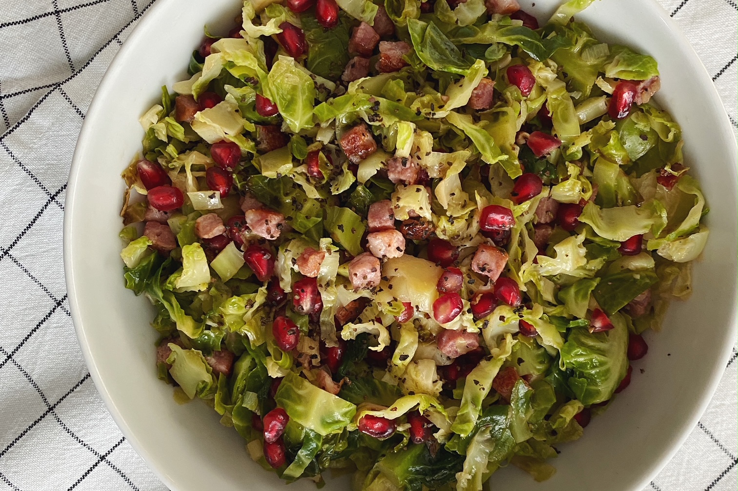 Lauwarmer Rosenkohl-Salat mit Speck